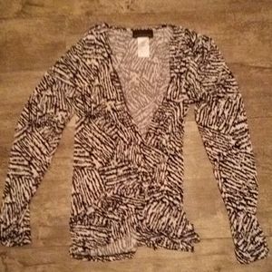 Nice fits to your body shape black and white low cleavage long sleeve